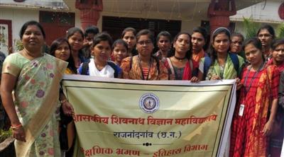 Govt. Shivnath Science College – Your Success. Our Tradition. | Science College Rajnandgaon-प्राचीन इतिहास के साक्ष्य अवलोकन हेतु संग्रहालय राजनांदगांव में विज्ञान महाविद्यालय के विद्यार्थी